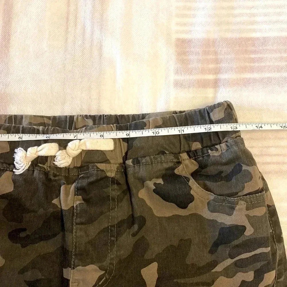 Military style  cargo shorts 🩳 with fancy ripped edges - Picture 2 of 10